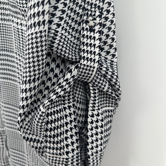 Torrid Houndstooth White Black Half Sleeve Button Down Shirt Tunic Top 3X - Picture 2 of 5